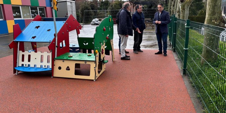 Piélagos renueva las áreas de recreo infantil del colegio Bajo Pas de Arce