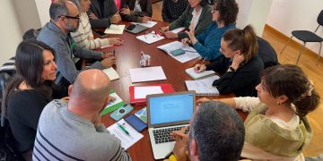 IU exige al consejero de Educación que no retrase la subida salarial pendiente desde 2012