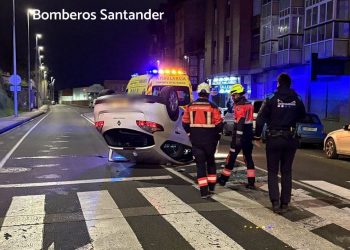 Los bomberos de Santander intervienen en un accidente por vuelco de un vehículo en la calle Eduardo García