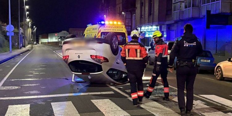 Los bomberos de Santander intervienen en un accidente por vuelco de un vehículo en la calle Eduardo García