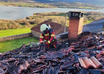 Bomberos sofocan un incendio en una vivienda de Quintana y evitan su propagación a otras edificaciones