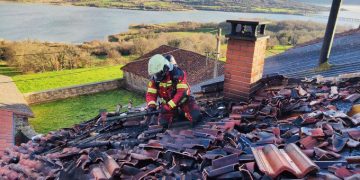 Bomberos sofocan un incendio en una vivienda de Quintana y evitan su propagación a otras edificaciones
