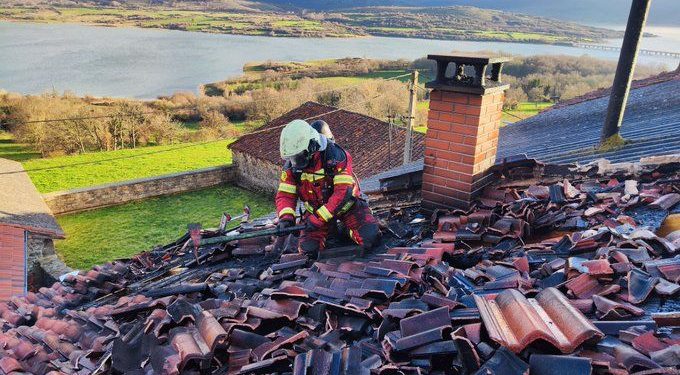Bomberos sofocan un incendio en una vivienda de Quintana y evitan su propagación a otras edificaciones