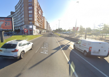 Cinco heridos leves en una colisión por alcance entre tres turismos en la Avenida de Parayas