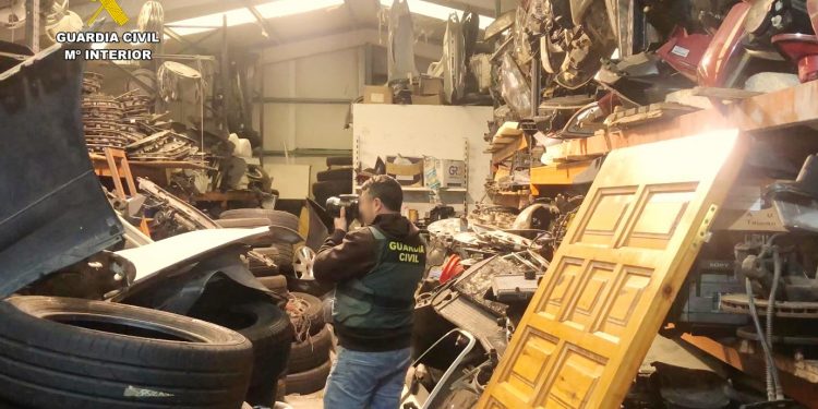 La Guardia Civil investiga a un empresario de Camargo por almacenar neumáticos y vehículos sin cumplir las normas de seguridad