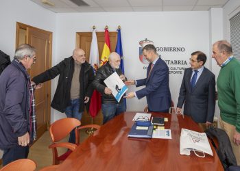 El pintor Pedro Sobrado entrega al Gobierno de Cantabria la primera litografía de la serie ‘Juego de Bolos’