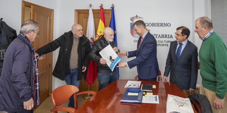 El pintor Pedro Sobrado entrega al Gobierno de Cantabria la primera litografía de la serie ‘Juego de Bolos’