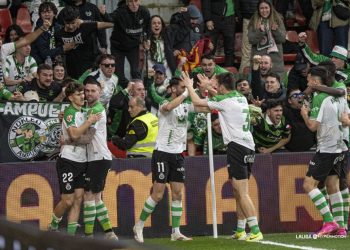 Empate del Racing con sabor agridulce en El Molinón