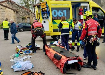 Herido grave un menor en una colisión entre su moto y un autobús escolar en Herrerías