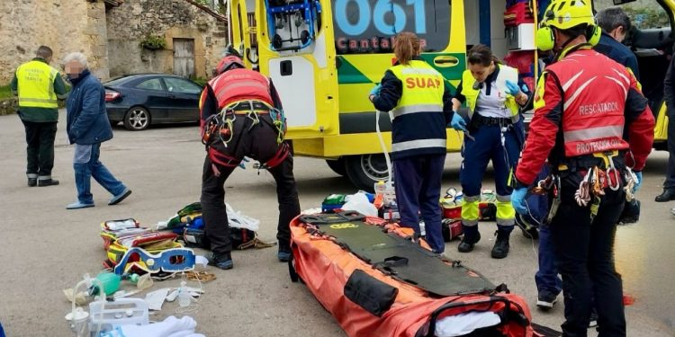 Herido grave un menor en una colisión entre su moto y un autobús escolar en Herrerías