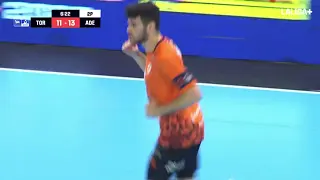 El Bathco BM Torrelavega rescata un empate en el último suspiro ante Ademar León