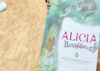 Suances sumerge a grandes y pequeños en el mundo de «Alicia en el País de las Maravillas» con una exposición y un encuentro de clubes de lectura