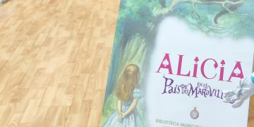 Suances sumerge a grandes y pequeños en el mundo de «Alicia en el País de las Maravillas» con una exposición y un encuentro de clubes de lectura