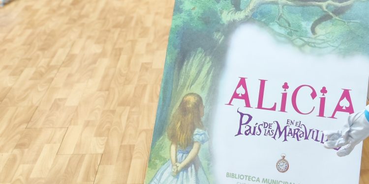 Suances sumerge a grandes y pequeños en el mundo de «Alicia en el País de las Maravillas» con una exposición y un encuentro de clubes de lectura