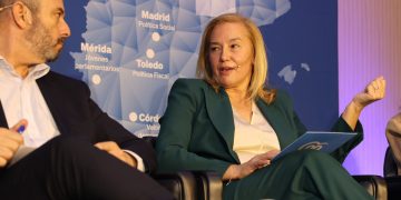 González Revuelta advierte del riesgo de que los parlamentos se conviertan en un «decorado para redes sociales»