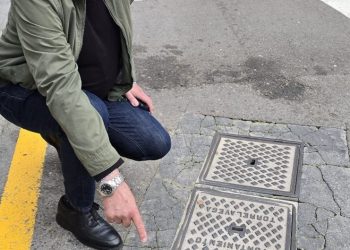 El PP denuncia el mal estado de las tapas de registro en Torrelavega y exige un plan urgente de reparación