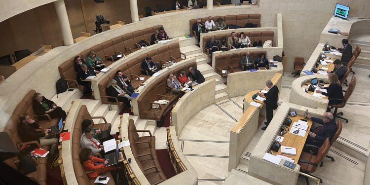 PP y Vox impulsan la Ley de Simplificación Administrativa en Cantabria con el apoyo del diputado no adscrito