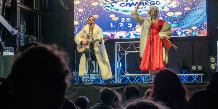 El Carnaval se despide en Maliaño con el juicio y quema del Cachón