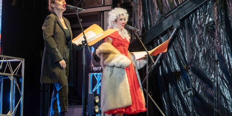 El Carnaval se despide en Maliaño con el juicio y quema del Cachón