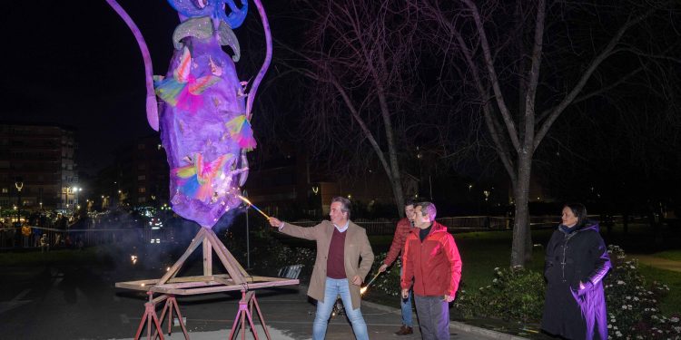 El Carnaval se despide en Maliaño con el juicio y quema del Cachón