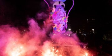 El Carnaval se despide en Maliaño con el juicio y quema del Cachón