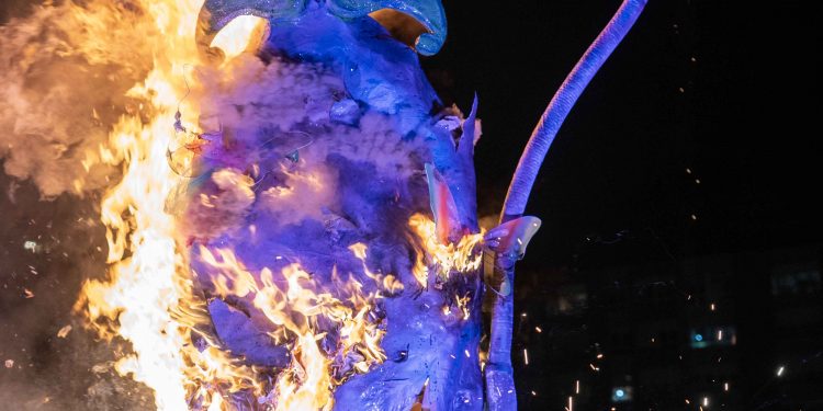 El Carnaval se despide en Maliaño con el juicio y quema del Cachón