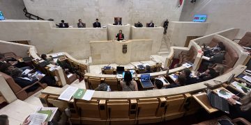 Unanimidad en el Parlamento cántabro para planificar la atención a la dependencia hasta 2040