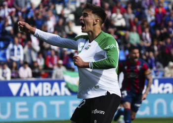 El Racing remonta en El Alcoraz y suma una victoria clave para seguir soñando con el ascenso