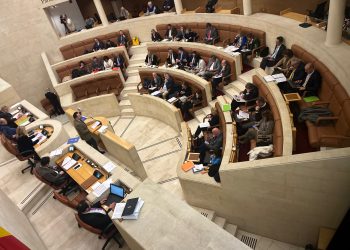 El Parlamento de Cantabria rechaza propuestas sobre vivienda y retorno de jóvenes pero aprueba mejoras para víctimas del terrorismo