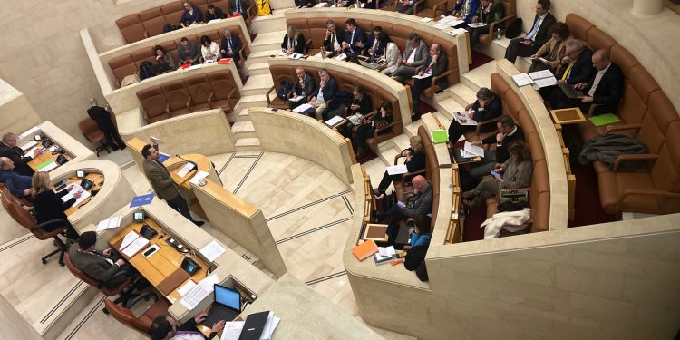 El Parlamento de Cantabria rechaza propuestas sobre vivienda y retorno de jóvenes pero aprueba mejoras para víctimas del terrorismo
