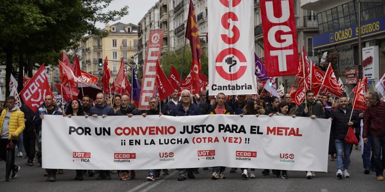 Unas 2.000 personas exigen en Santander un convenio justo para el sector del metal