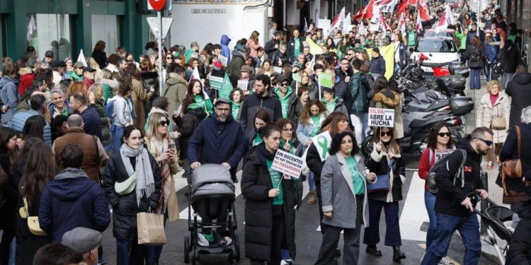 El profesorado de Cantabria protagoniza su primera huelga desde 2020 con masiva manifestación por mejoras salariales