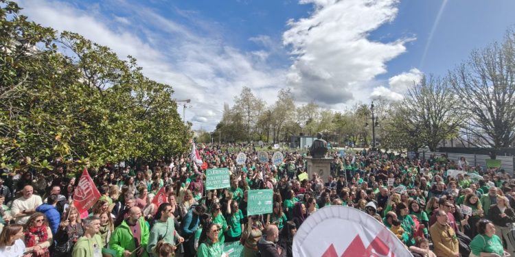 El profesorado de Cantabria protagoniza su primera huelga desde 2020 con masiva manifestación por mejoras salariales