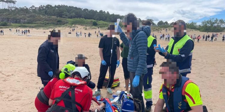 Muy grave un hombre tras ser rescatado del agua en la playa de Somo