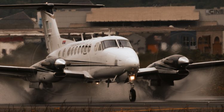 Una Beech King Air 350 realiza trabajos de calibración en el aeropuerto de Parayas