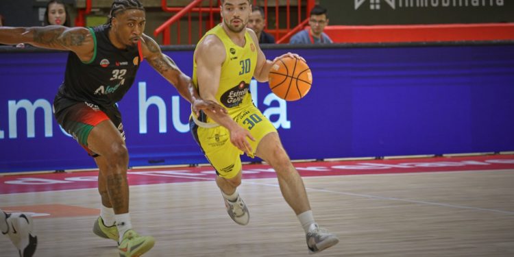 El Grupo Alega Cantabria da un paso vital hacia la salvación tras vencer a Ourense (86-77)