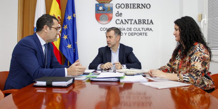 Val de San Vicente solicita apoyo autonómico para rehabilitar la Torre de Estrada y potenciar su patrimonio turístico