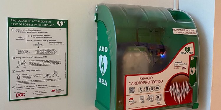 Cantabria destina 300.000 euros en ayudas para desfibriladores, hidrantes y material de emergencias y policía local