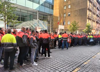 Trabajadores de Bridgestone en Puente San Miguel se concentran frente al Gobierno de Cantabria en el quinto día de huelga contra el ERE