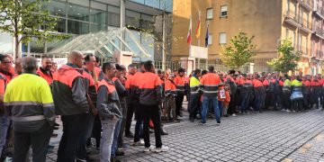 Trabajadores de Bridgestone en Puente San Miguel se concentran frente al Gobierno de Cantabria en el quinto día de huelga contra el ERE
