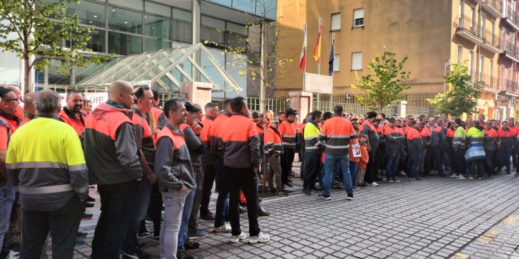 Trabajadores de Bridgestone en Puente San Miguel se concentran frente al Gobierno de Cantabria en el quinto día de huelga contra el ERE