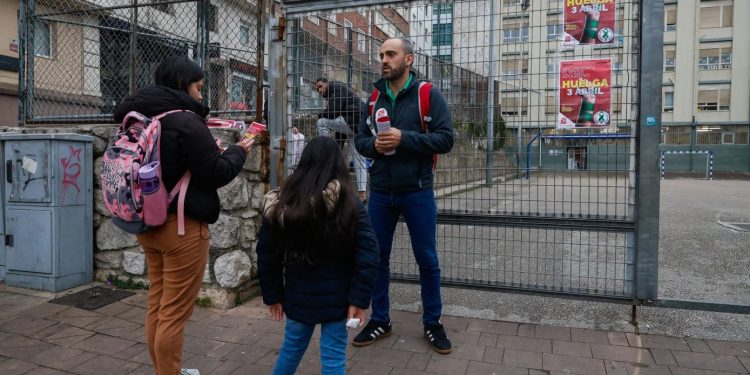 El profesorado de Cantabria protagoniza su primera huelga desde 2020 con masiva manifestación por mejoras salariales