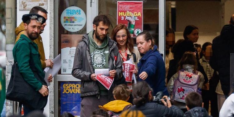 El profesorado de Cantabria protagoniza su primera huelga desde 2020 con masiva manifestación por mejoras salariales