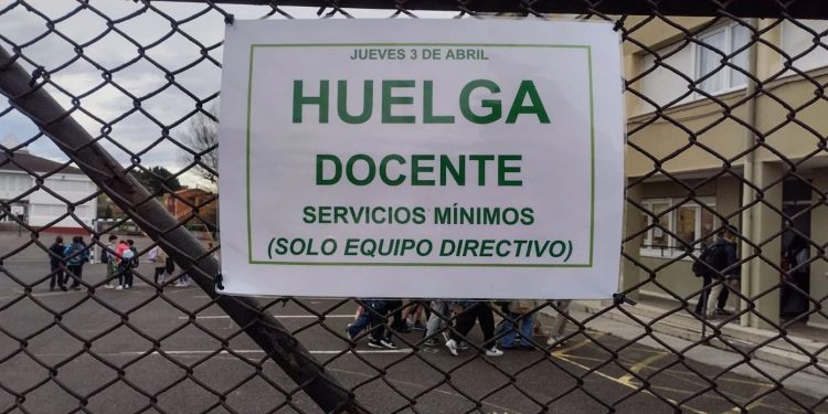 El profesorado de Cantabria protagoniza su primera huelga desde 2020 con masiva manifestación por mejoras salariales