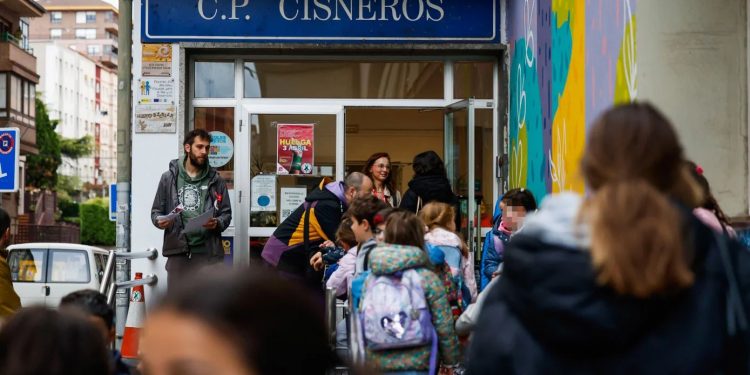 El profesorado de Cantabria protagoniza su primera huelga desde 2020 con masiva manifestación por mejoras salariales