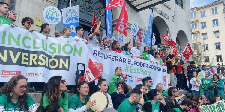 El profesorado de Cantabria protagoniza su primera huelga desde 2020 con masiva manifestación por mejoras salariales