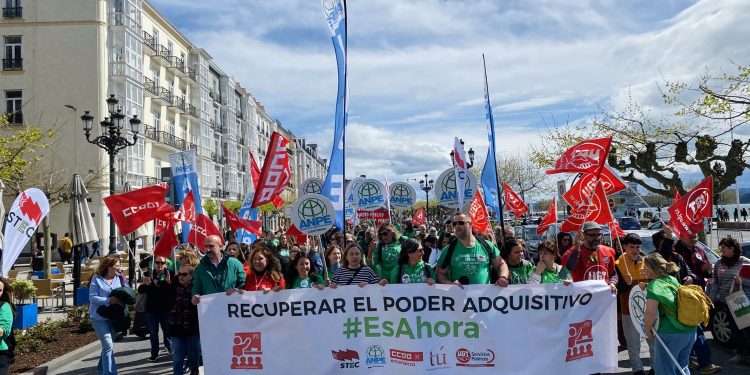 El profesorado de Cantabria protagoniza su primera huelga desde 2020 con masiva manifestación por mejoras salariales