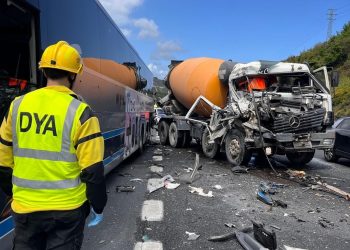 Un accidente de tráfico en la A8 implica a un autobús y una hormigonera a la altura de El Haya