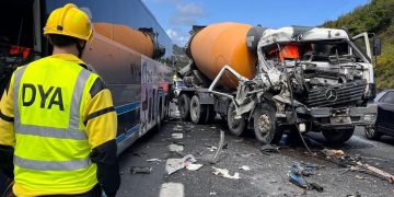 Un accidente de tráfico en la A8 implica a un autobús y una hormigonera a la altura de El Haya