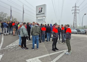 Arranca con apoyo total la huelga en Bridgestone Puente San Miguel contra el ERE que amenaza 211 empleos